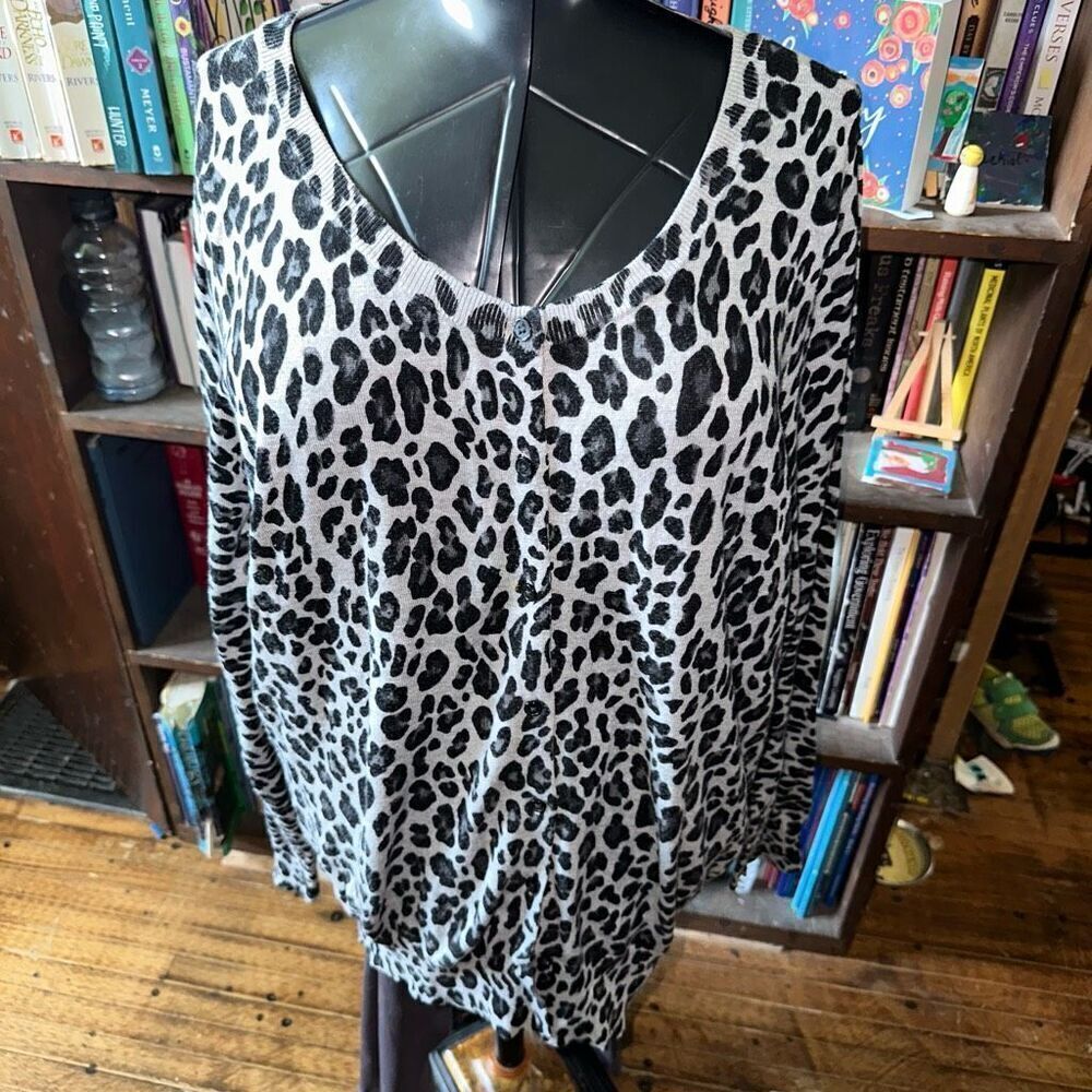 Lane Bryant gray cheetah print 22/24 cozy cardigan